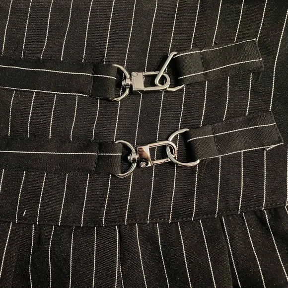🌸Pin Stripe Buckle Detail Mini Skirt - Picture 3 of 3